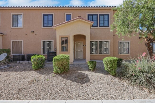 Building Photo - 2 bedroom Townhouse