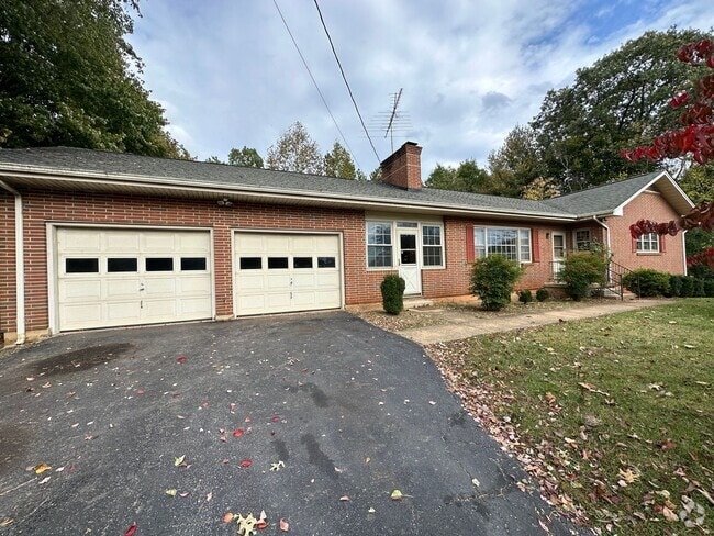 Building Photo - Spacious brick house in Campbell County on...