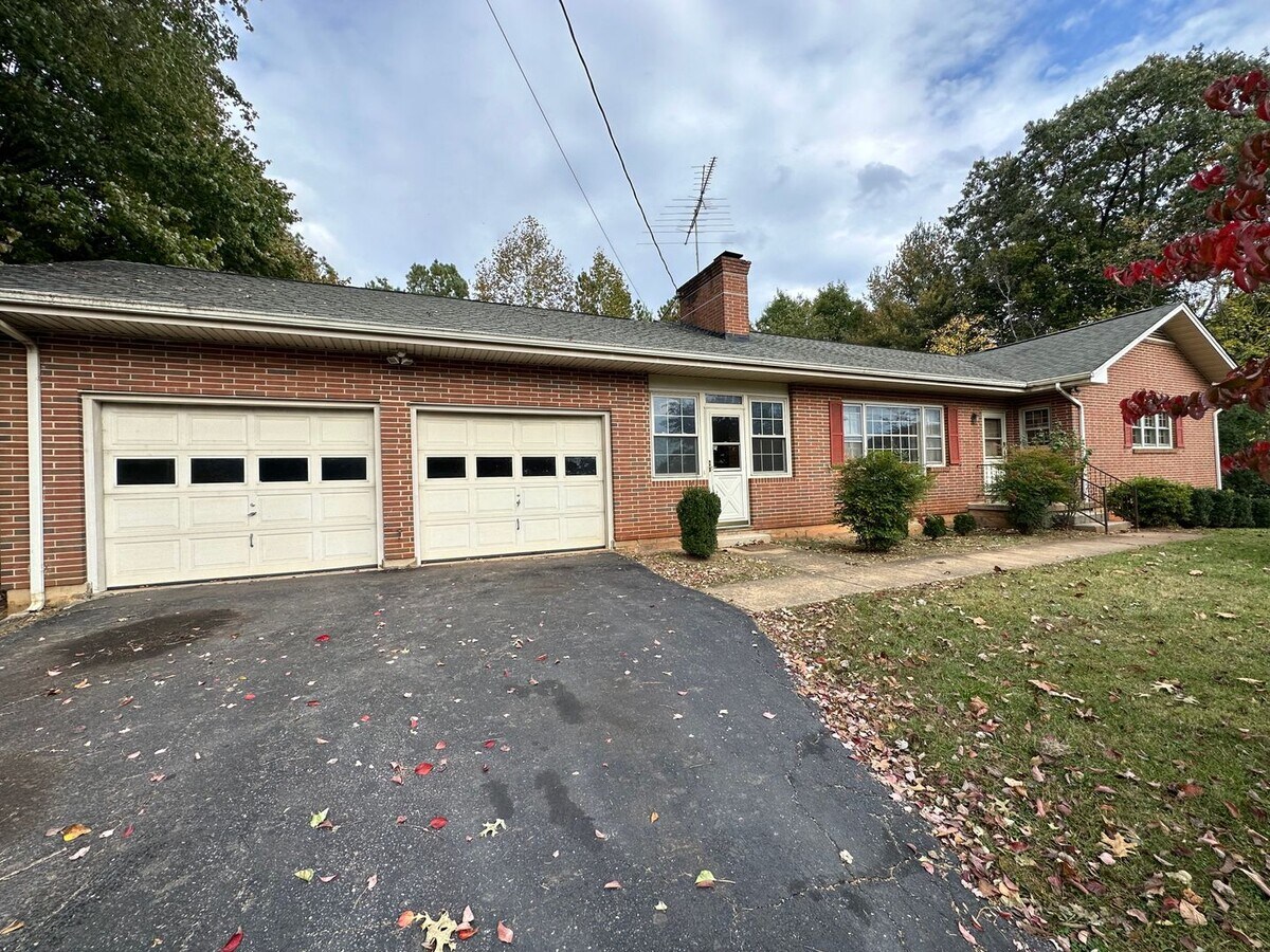 Spacious brick house in Campbell County on... - Spacious brick house in Campbell County on...