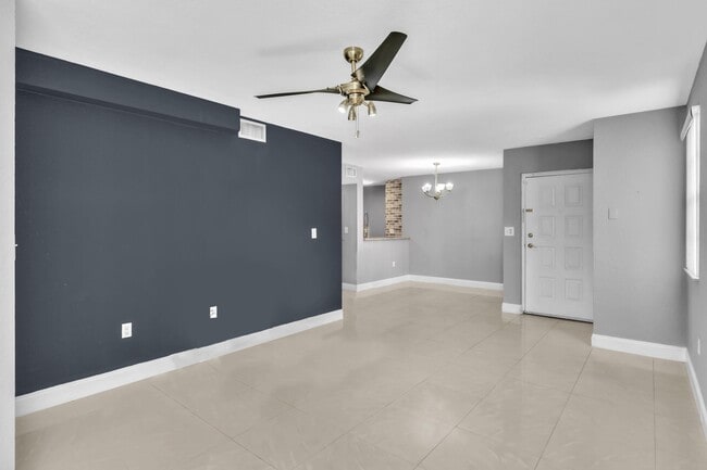 Building Photo - 2803 N Oakland Forest Dr Unit 114
