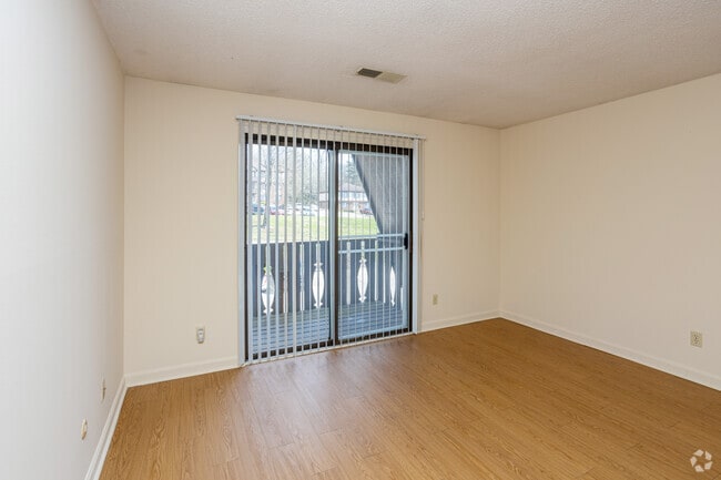 1BR, 1BA - 790 SF - Living Room