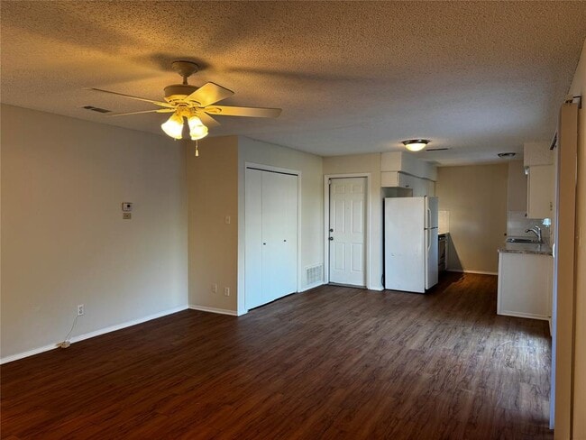 Photo - 1006 Warrington Dr