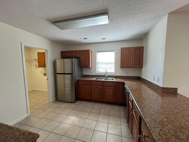 Photo - 100 Dover Ct E