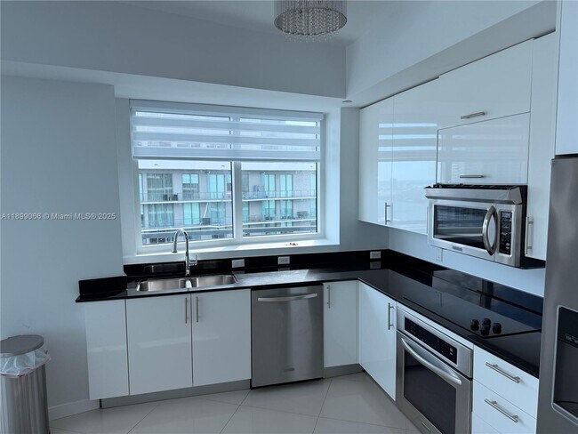 Photo - 60 SW 13th St Unidad 5216