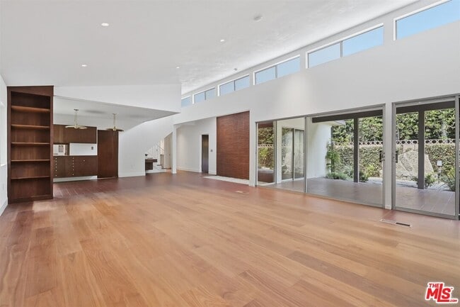 Photo - 444 S Windsor Blvd