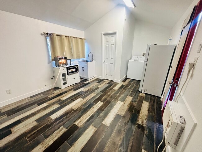 Photo - 152 W Tenth St