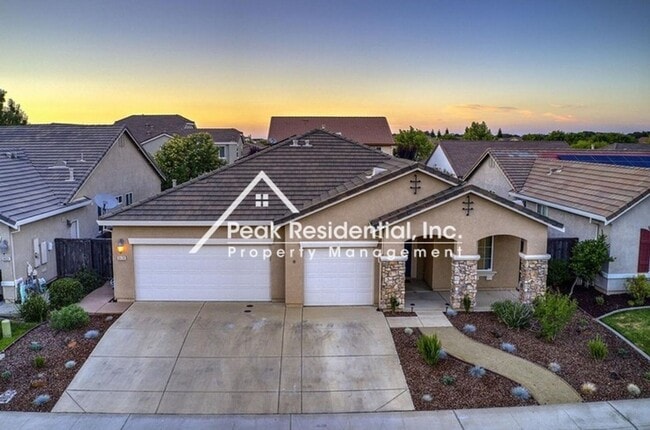 Building Photo - Beautiful Roseville 4bd/2ba Home with 3 Ca...