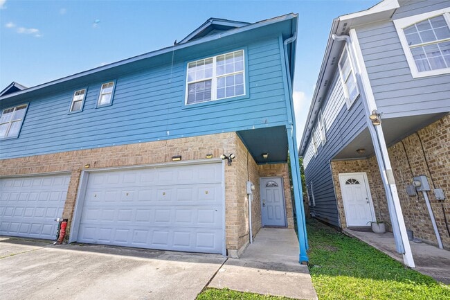 Building Photo - 15515 Waldron Cir Unit B
