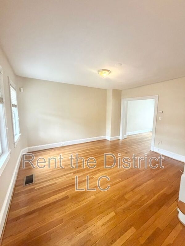 Photo - 1114 Abbey Pl NE