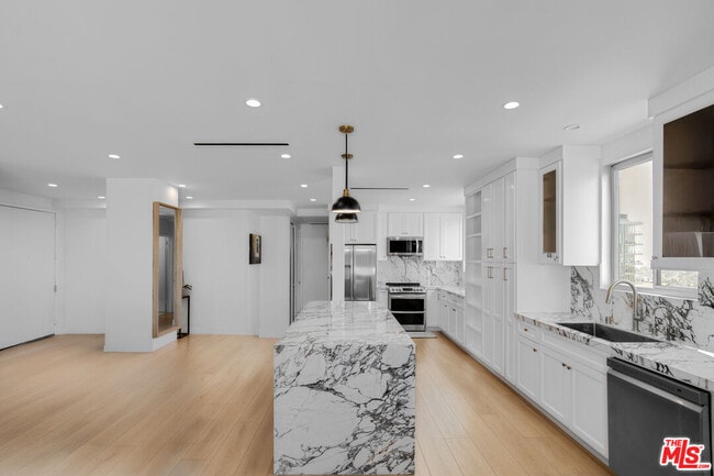 Building Photo - 100 S Doheny Dr Unit 805