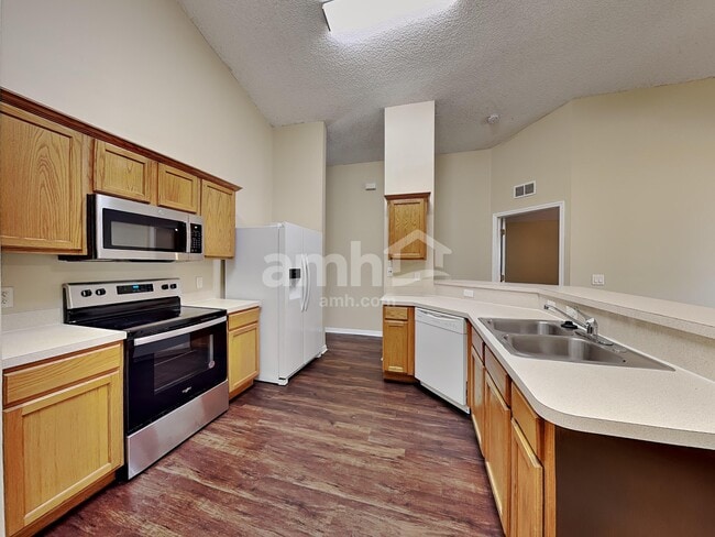 Photo - 635 Sedgewood Cir