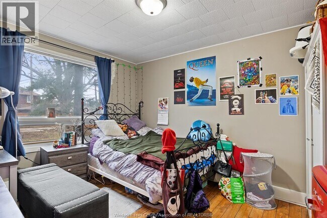 Photo - 554 Askin Ave