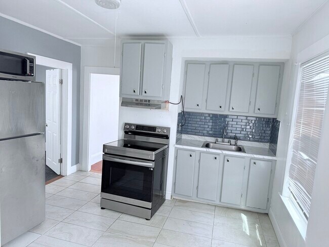 Building Photo - 582 Eastern Ave Unit 1