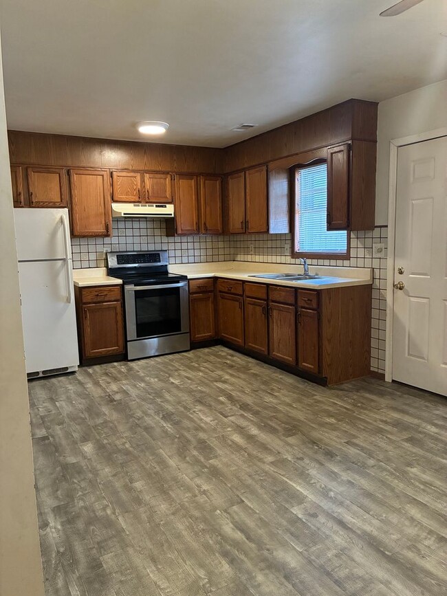 Building Photo - Two Bedroom Townhouse