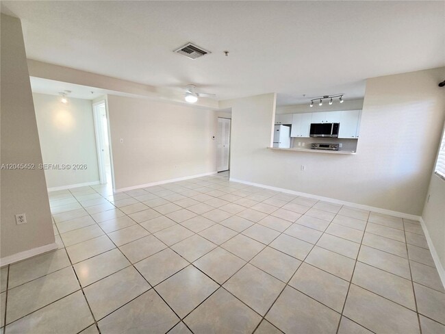 Building Photo - 1627 NW 18th St Unit 201