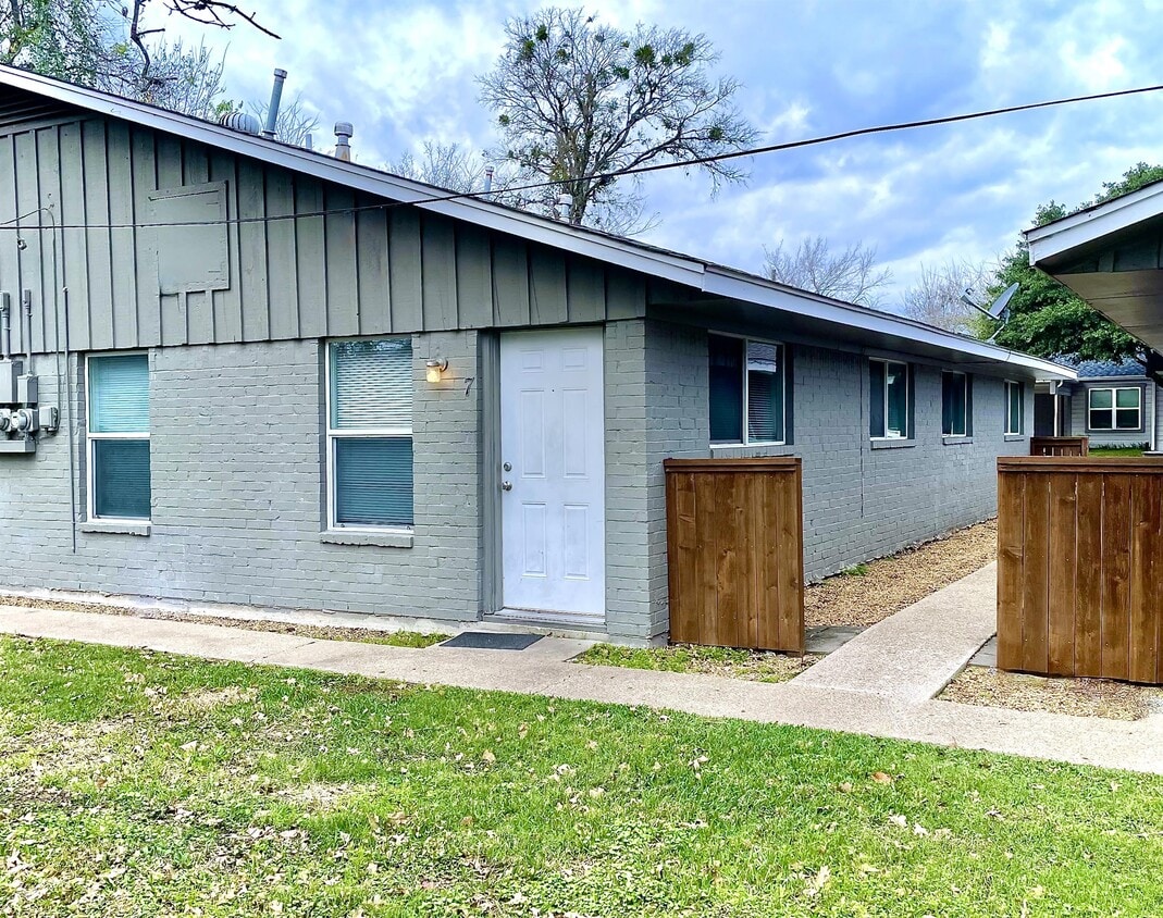Photo - 105 Davis St (Bryan, TX)