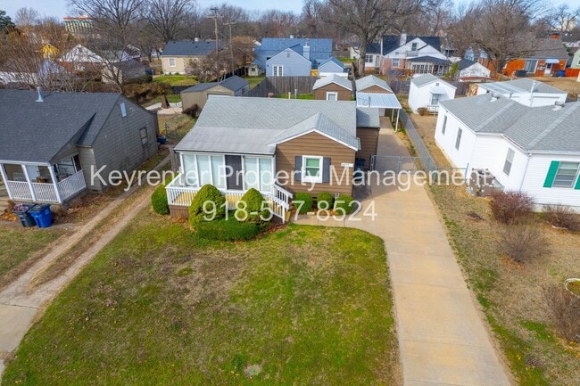 Building Photo - Charming And Cozy 2 Bedroom Home