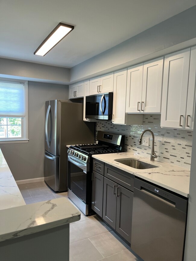 Building Photo - 317 Homeland Southway Unit 2A