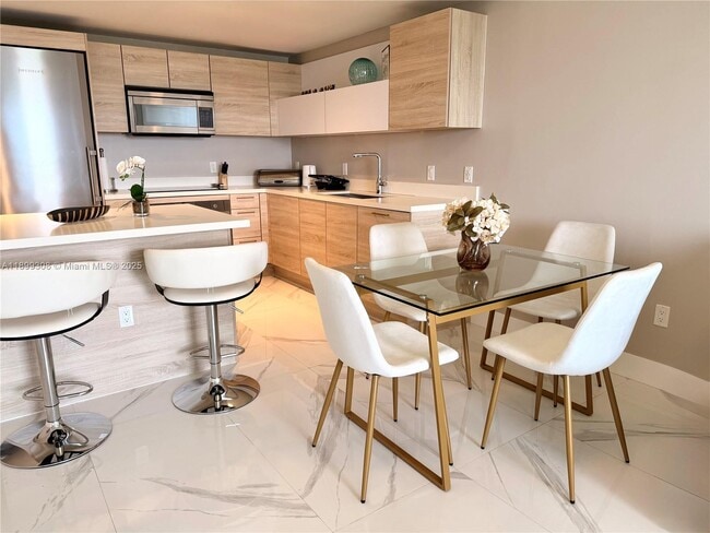 Photo - Luxury 2BR + Den Residence with Panoramic ... Unit 1505