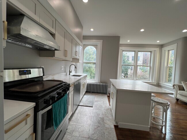 1-bedroom unit - kitchen - 1861 Mintwood Pl NW