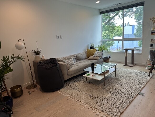 Living area - 106 22nd Ave S