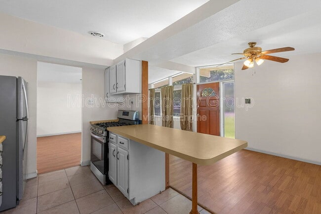 Photo - 800 Bobbins Ln