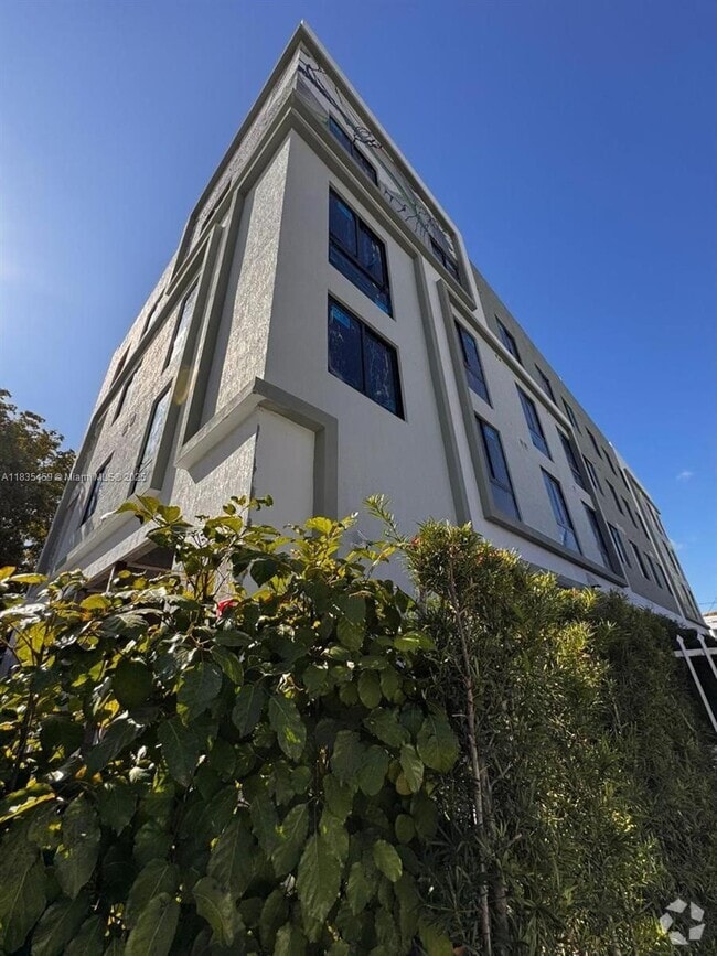 Building Photo - 3422 NW 5th Ave Unit 104 Rental