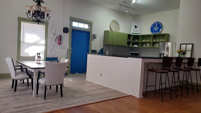 241 W La Mina Ave