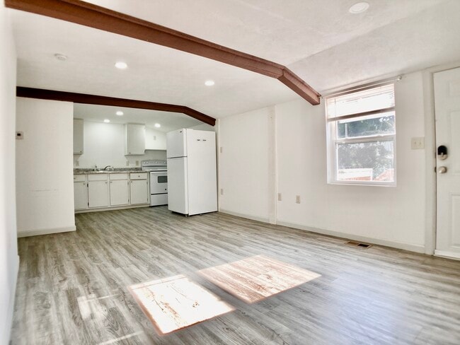 Building Photo - 1000 W 3rd St Unit C