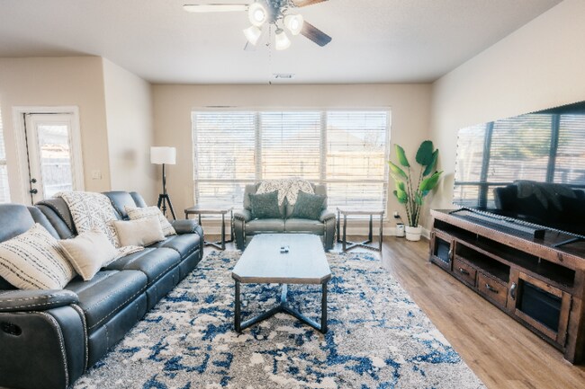 Photo - 728 Chatsworth Dr