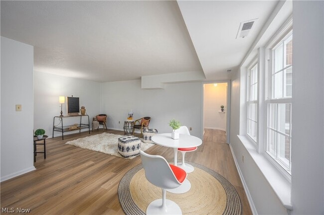 Photo - 19436 Van Aken Blvd Unidad 105