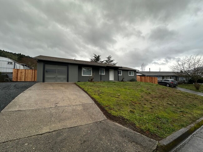 Photo - Myrtle Creek 3 bedroom home with 1 car garage