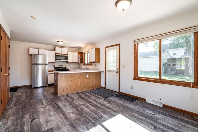 Photo - 1502-1504 S 101st St