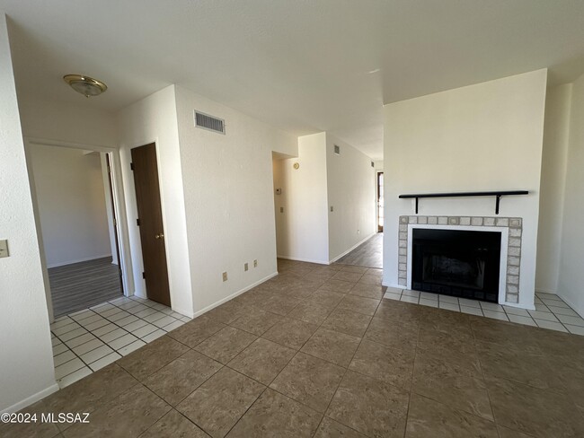 Photo - 3690 N Country Club Rd Condominio Unidad 1014