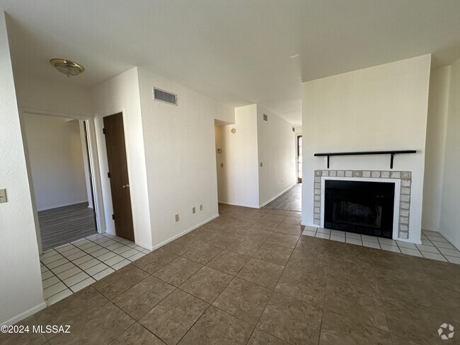 Building Photo - 3690 N Country Club Rd Unit 1014 Rental