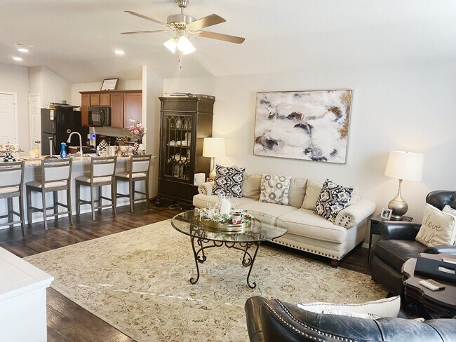 Spacious living area - 1292 S Kingfisher Ln