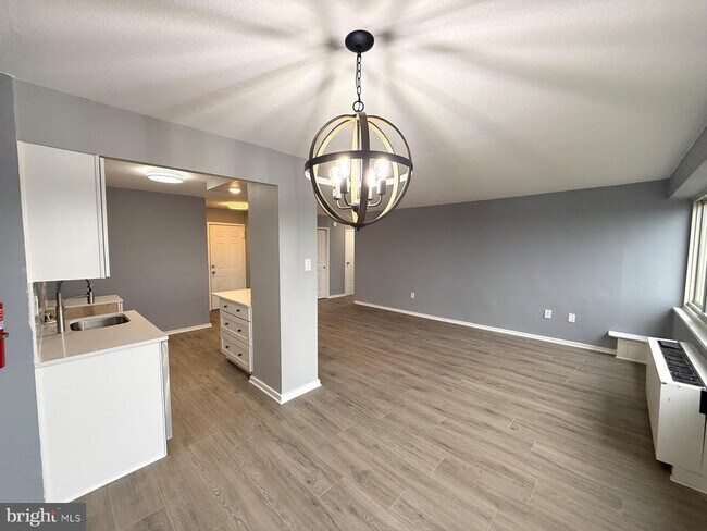 Photo - 903 Barclay Towers