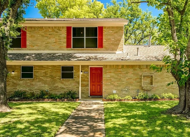 Building Photo - 1804 Camelot Cv Unit 1804