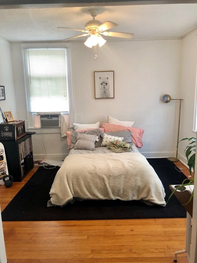 Photo - Great 1BD/1BA on Mardi Gras parade route Unidad L