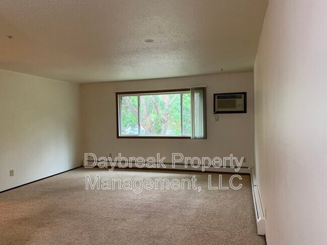 Photo - 3024-9 1/2 9 1/2 St N