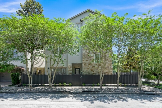 Building Photo - 2101 Elmen St