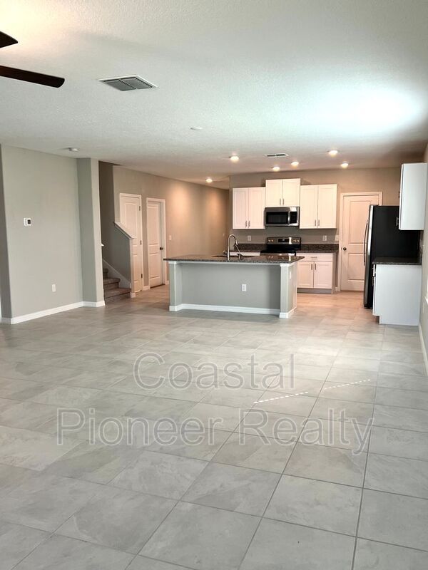 Photo - 16695 Parker River St