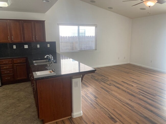 Photo - 3 Bedroom 2 Bathroom in SE Visalia!!