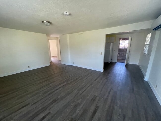 Photo - 3 bedroom 1 1/2 bath newly remodeled Roseb...