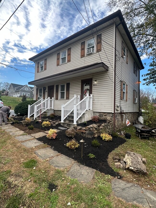 Building Photo - 803 E Street Rd Rental