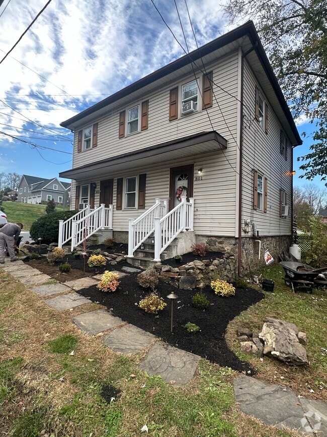 Building Photo - 803 E Street Rd Rental