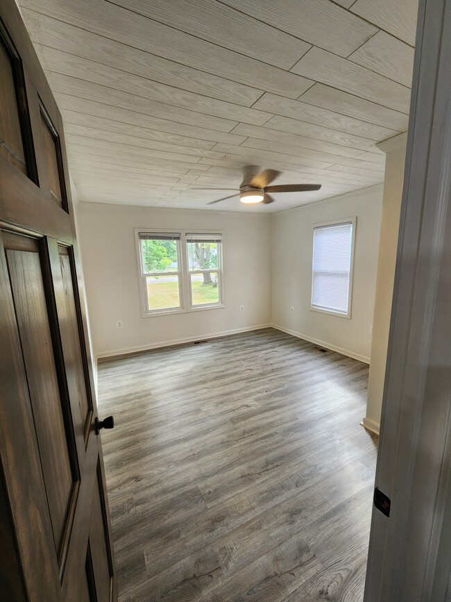 Photo - 1696 Hendrick Rd