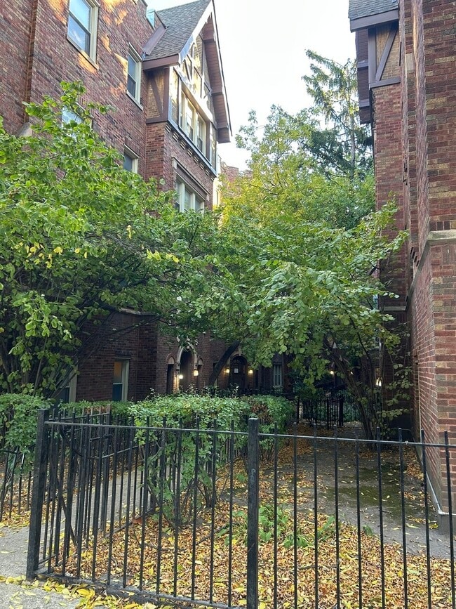 Building Photo - 4955 N Whipple St Unit 3E