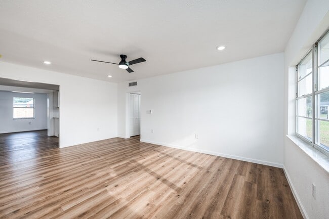 Photo - 1811 Rhoades Terrace