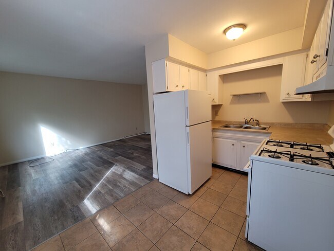 Photo - 2069 Cambridge